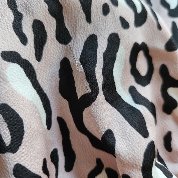 Bar III V-neck animal print top XXS flowy Pink Black White Silky feel Y2K - Picture 8 of 9